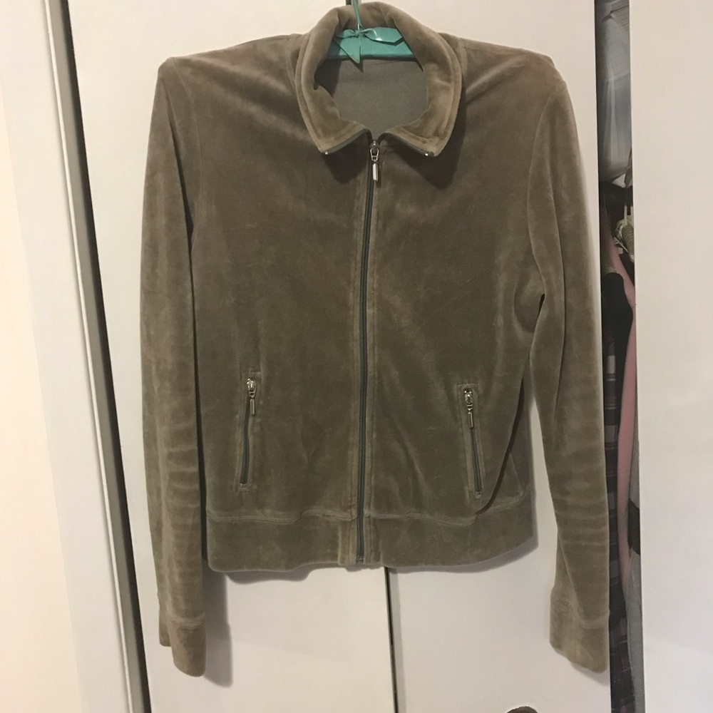 Ladies Activewear Jacket Olive Green, Size Medium. $5.00 AS AN ADD ON